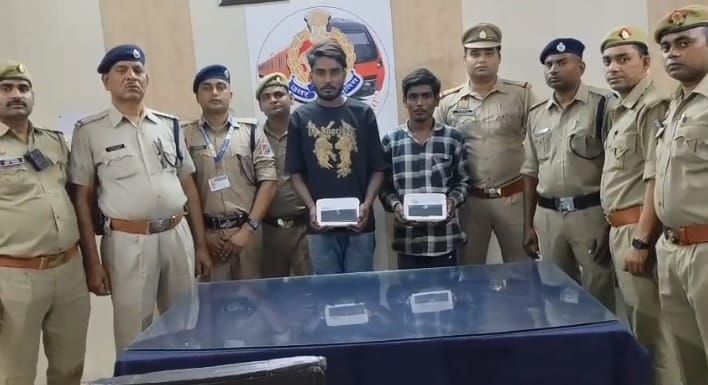 Kanpur Two cunning thieves who used to snatch mobile phones as trains slowed down have been nabbed by GRP