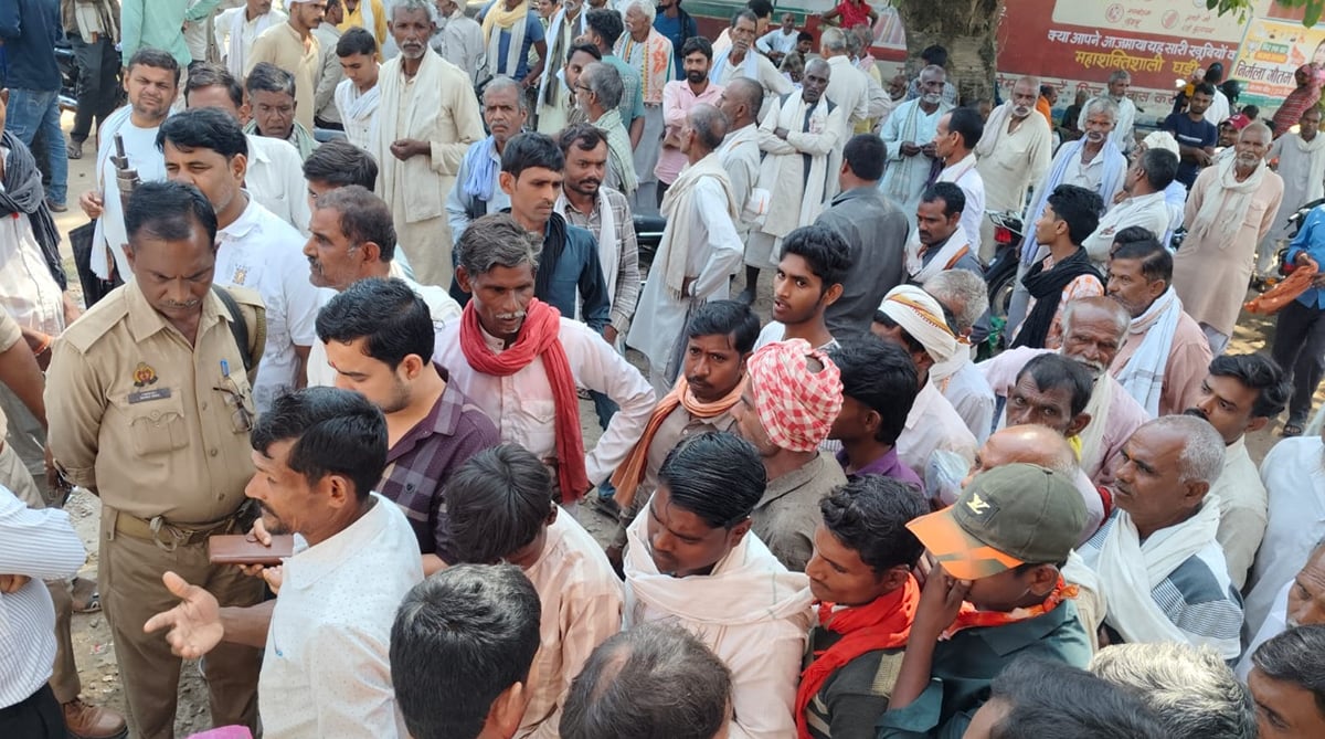 बांदा: डीएपी टोकन वितरण में हंगामा, किसानों और केंद्र प्रभारी के बीच धक्कामुक्की, पुलिस की मौजूदगी में नोकझोंक
