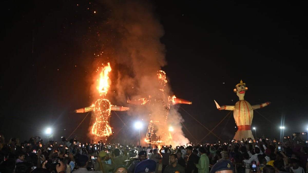 विजयादशमी : 70 फीट का रावण 71 सेकंड में खाक, बुराई का प्रतीक बना कॉकरोच भी दहन; गूंजे प्रभु श्रीराम के जयघोष