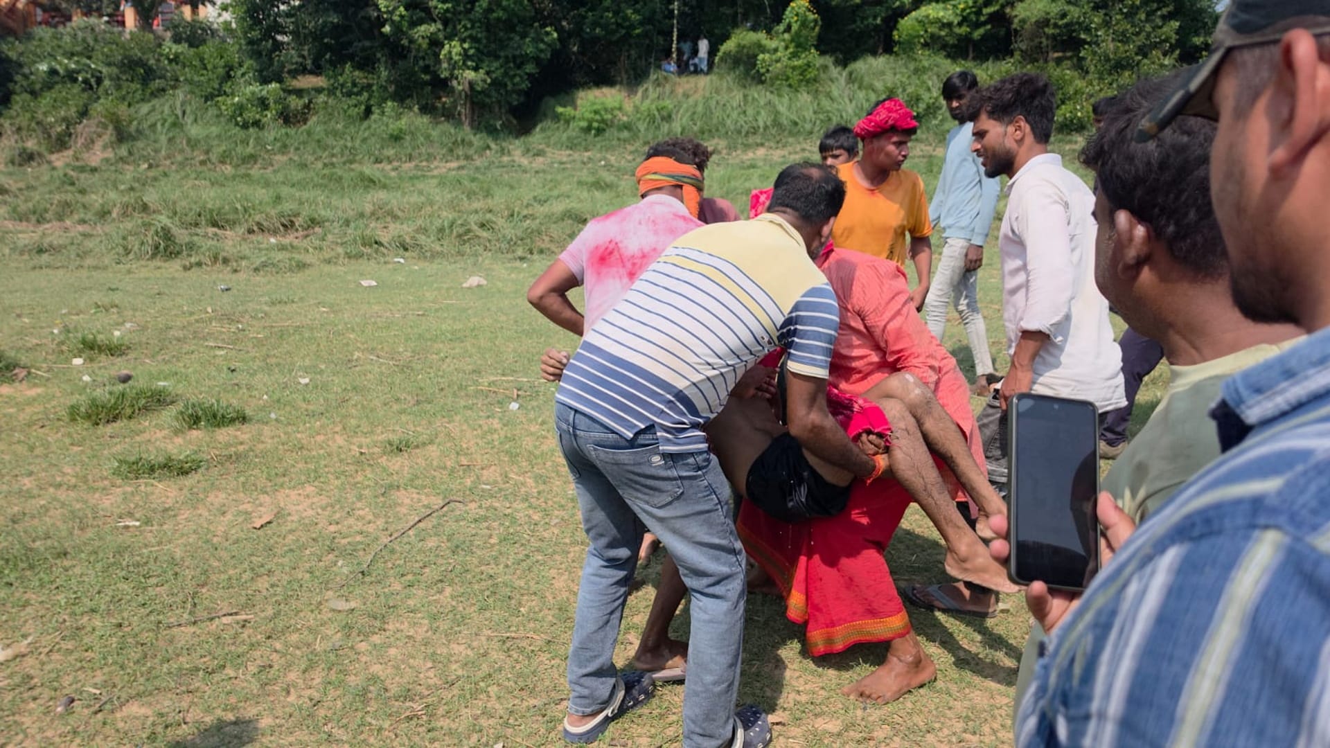 कौंधियारा में दुर्गा प्रतिमा विसर्जन के दौरान टोंस नदी में चाचा-भतीजे डूब गए।