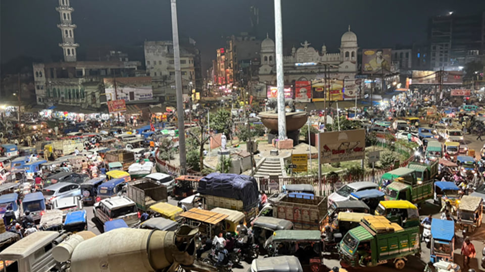 कानपुर: घंटाघर चौराहे पर लगा भीषण जाम, सड़कों पर थमे वाहनों के पहिए