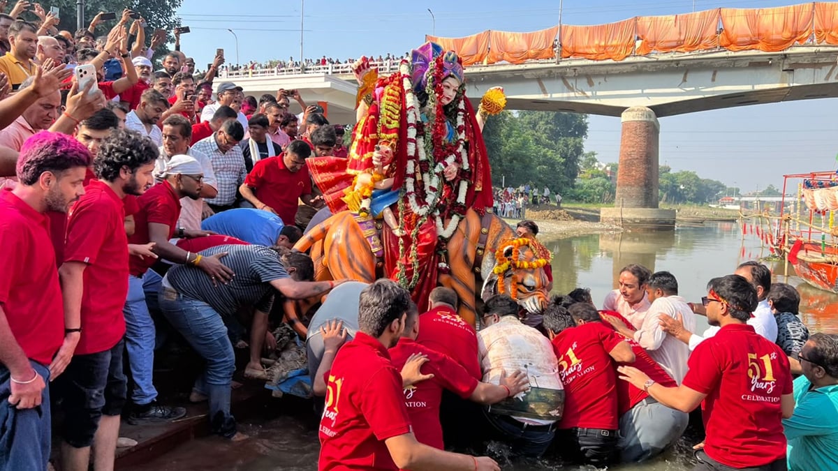 नम आंखों से मां दुर्गा की विदाई: तमसा तट पर हुआ 58 प्रतिमाओं का विसर्जन, रातभर सड़कों पर डटे रहे श्रद्धालु