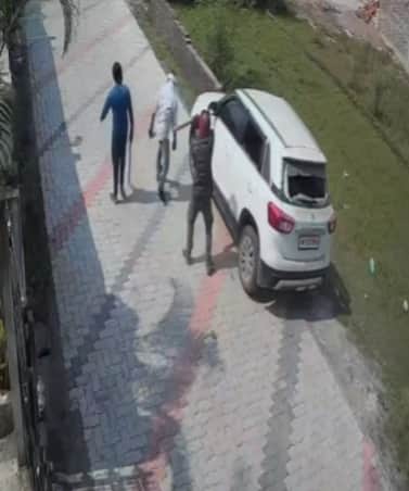 Sensational Daylight Incident in Satna: Miscreants Vandalize Property and Assault People Outside a House;