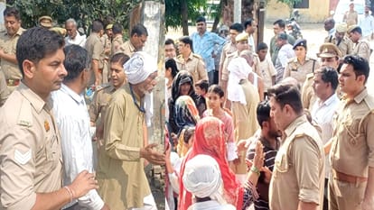 मौके पर पहुंची पुलिस और परिजन।