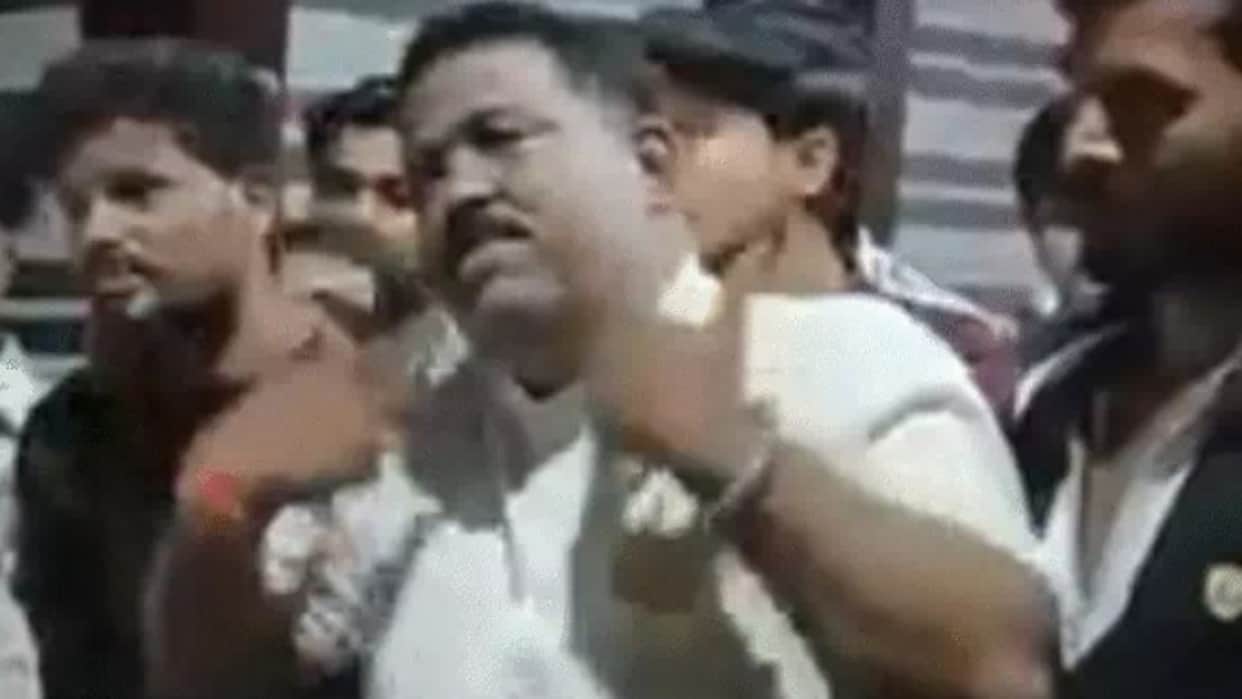 Nagda: Dussehra Greeting Dispute Triggers Police Station Protest; Hindu Outfit Leaders Argue With Police