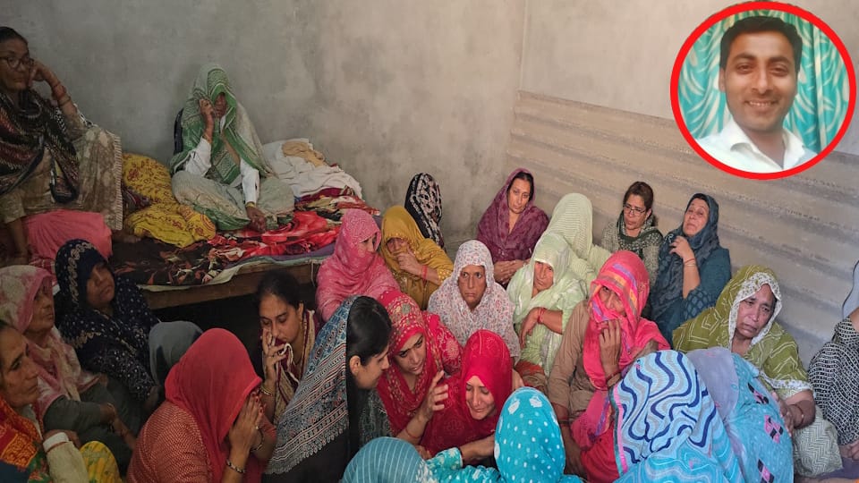 Sugar mill worker riding Bike dies after falling when his mobile phone exploded in his pocket Muzaffarnagar