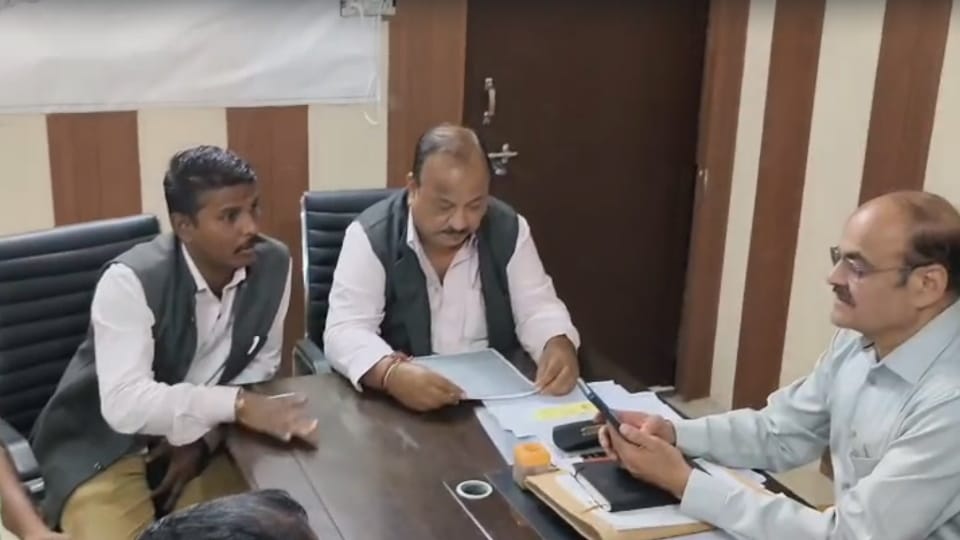 Haridwar Congress Parshad surround Assistant Municipal Commissioner oppose giving free land for e-cart