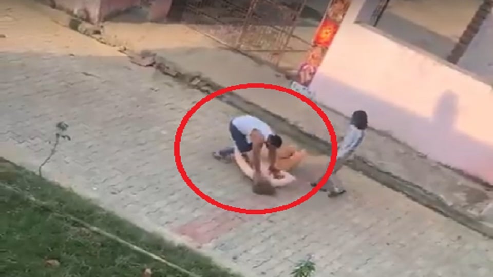 ग्रेटर नोएडा: महिला को बांझ और विधवा होने का दिया श्राप, ग्रामीण ने पुजारी के साथ की मारपीट, आरोपी गिरफ्तार