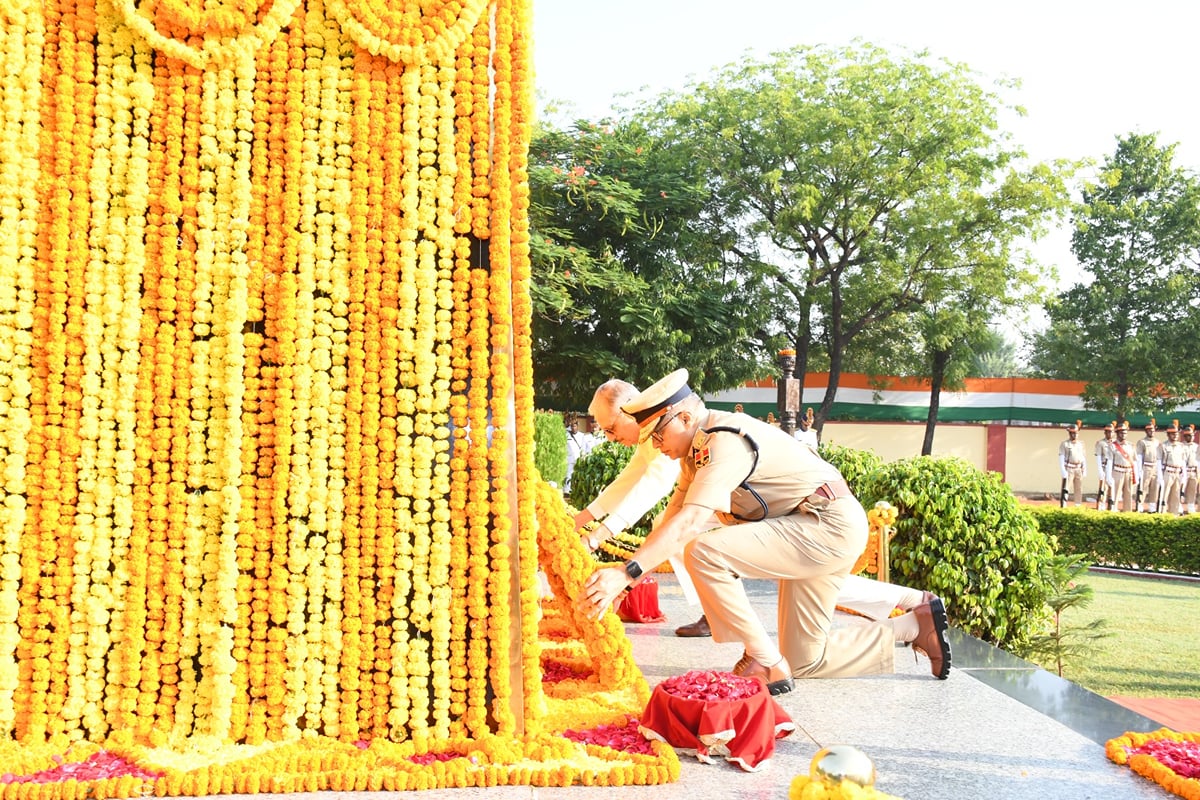 राजस्थान: पुलिस शहीद दिवस पर वीर जवानों को नमन, डीजीपी राजीव कुमार शर्मा ने अर्पित की श्रद्धांजलि