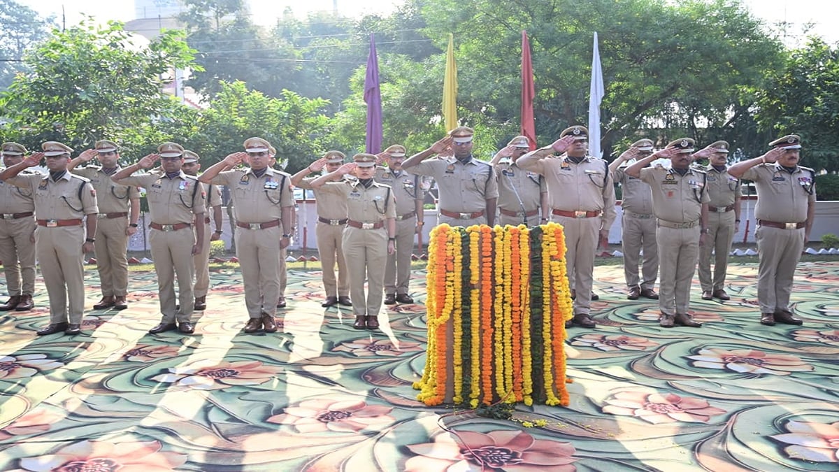 बरेली: पुलिस स्मृति दिवस पर शहीद पुलिसकर्मियों को दी श्रद्धांजलि, अफसरों ने अर्पित किए पुष्प चक्र