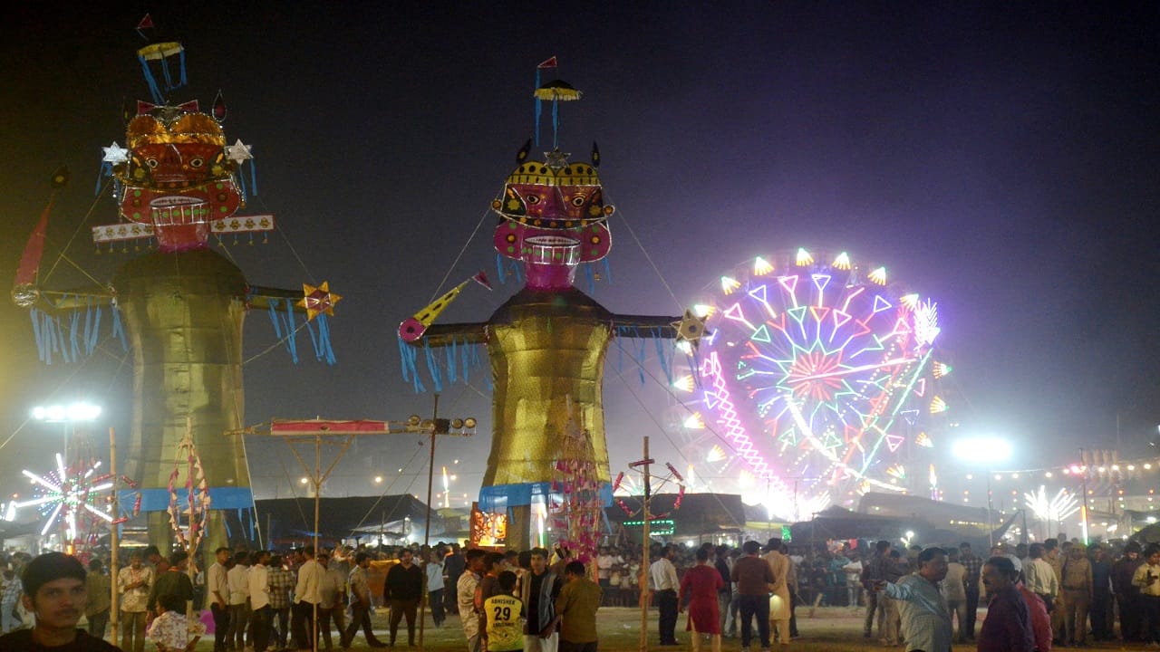Ravana effigy was burnt in Ramlila on Vijayadashami in Bareilly