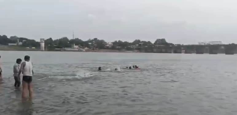 Five people from Indore began drowning in the Narmada divers risked their lives to save them