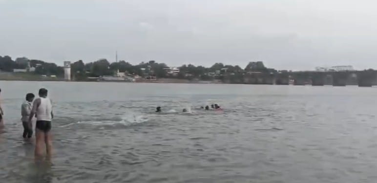 Five people from Indore began drowning in the Narmada divers risked their lives to save them