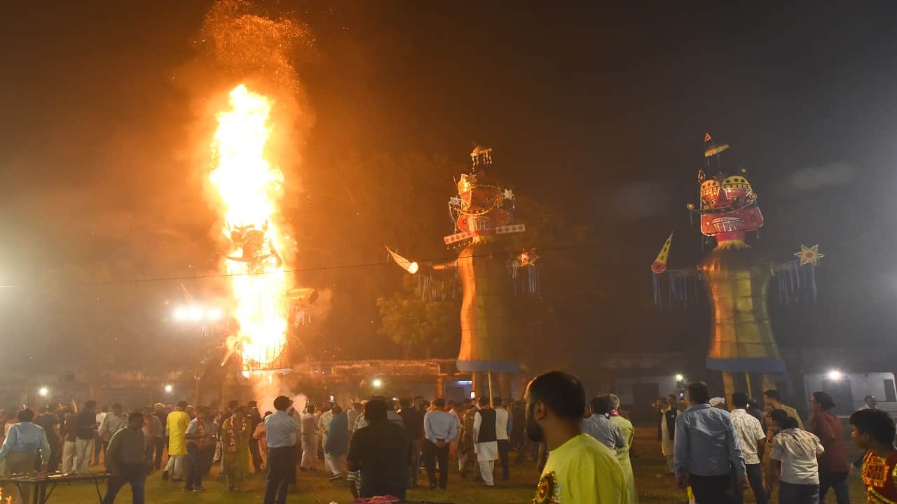 Ravana effigy was burnt in Ramlila on Vijayadashami in Bareilly