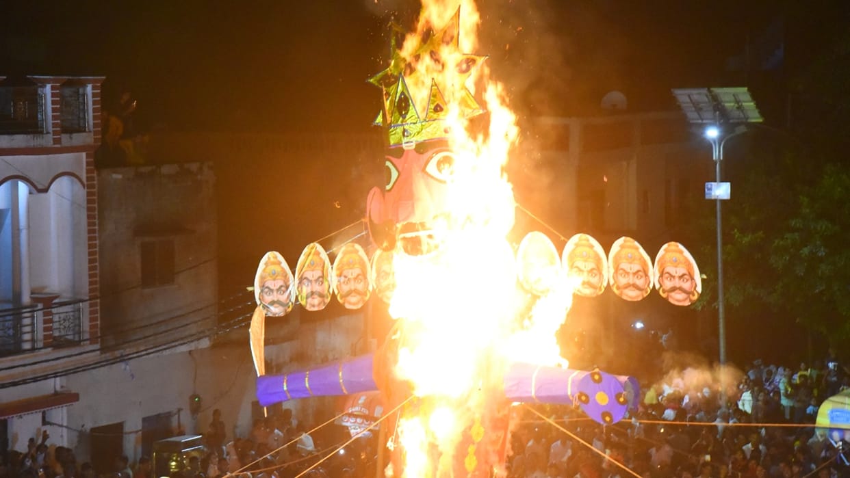 Ravana effigy was burnt in Ramlila on Vijayadashami in Bareilly