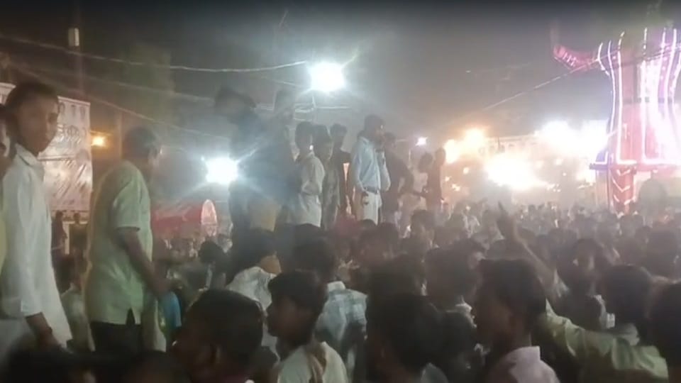 Gas cylinder explodes at Dhari Purwa Kanpur Ramlila ground three people injured in the incident