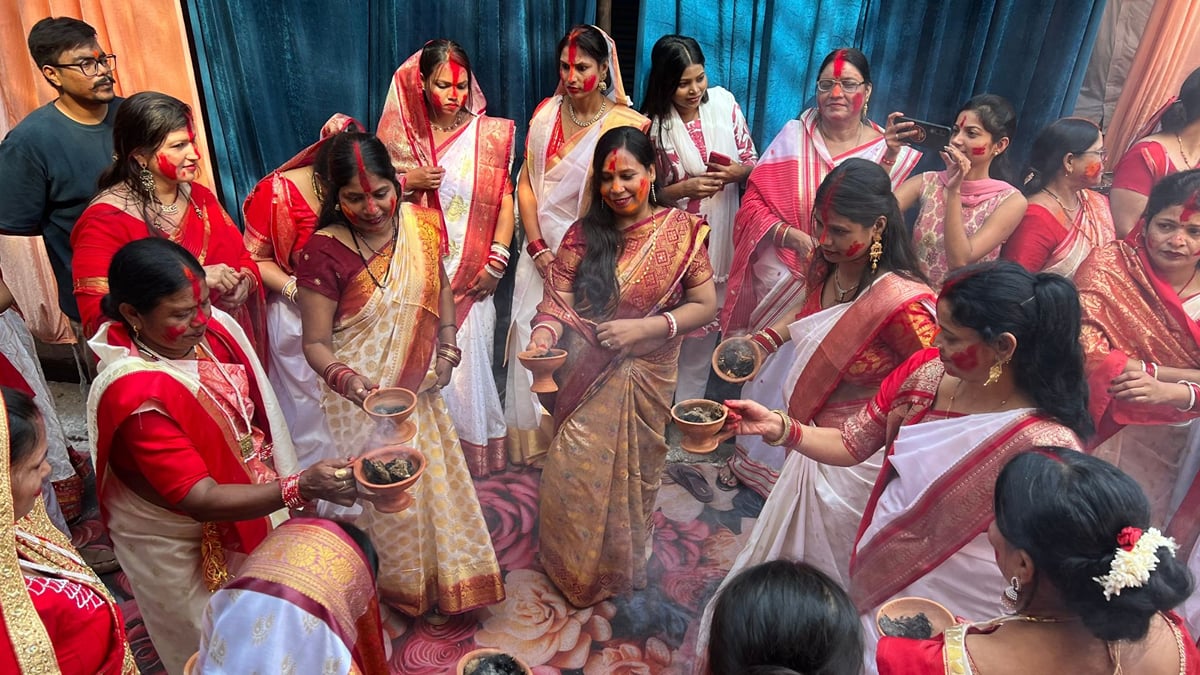 यूपी: सिंदूर खेला और धुनुची नृत्य के बीच 58 प्रतिमाओं का विसर्जन, तमसा तट पर जयकारों से गूंजा; आंखें नम