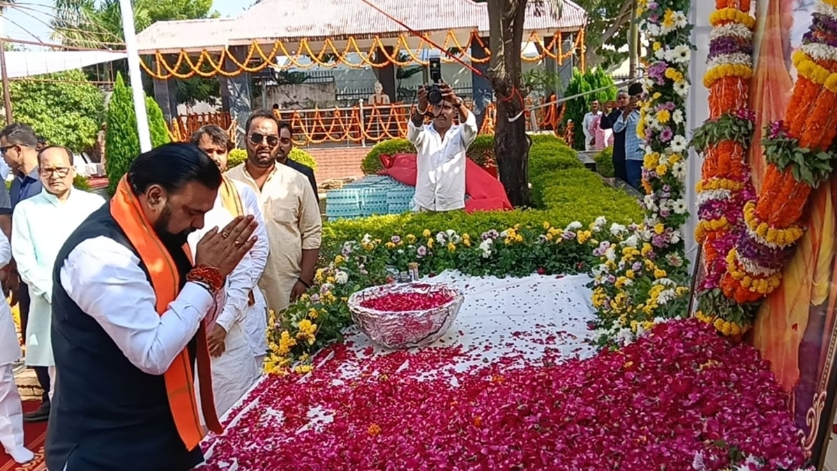 बस्ती: बिहार के सीएम सम्राट चौधरी ने हरीश द्विवेदी की दिवंगत मां को दी श्रद्धांजलि