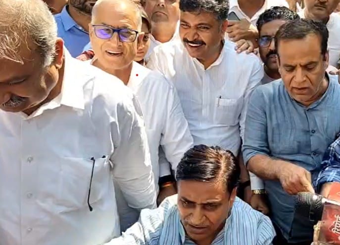 धरना खत्म करने का ऐलान करते हुए डोटासरा