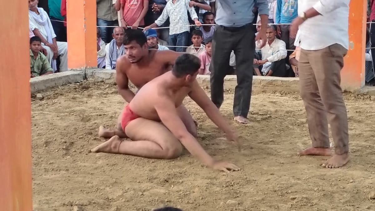वाराणसी: तीन सौ साल पुराने दंगल में विशाल ने सागर को किया चित, 40 जोड़ी पहलवानों ने दिखाए दांव-पेंच
