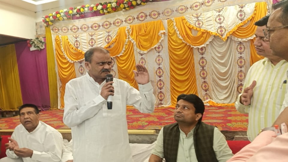 सीलिंग-ध्वस्तीकरण मामला: अधिकारियों से भिड़े व्यापारी, जवाबों से असंतुष्ट; 15 नवंबर को बड़े आंदोलन की चेतावनी