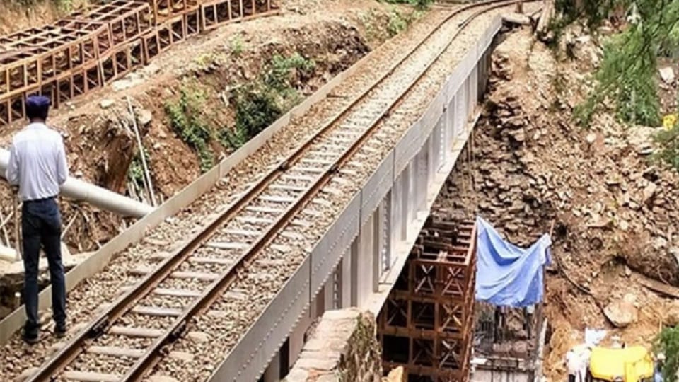अंबाला रेल मंडल के अधीन कालका-शिमला रेल खंड पर चल रहा रिपेयर का काम।