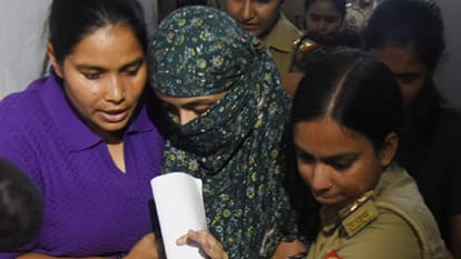 आरोपियों को कोतवाली लेकर पहुंची पुलिस।