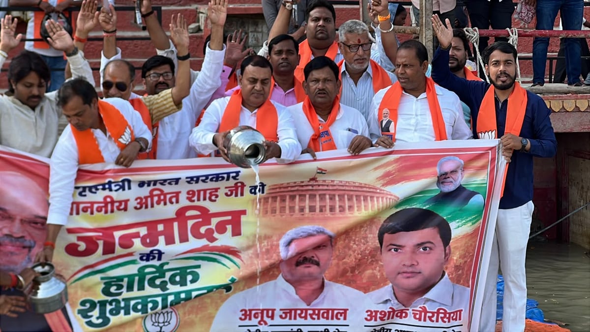 वाराणसी: अमित शाह के जन्मदिन पर अस्सी घाट पर गंगा का दुग्धाभिषेक; कार्यकर्ताओं ने बांटी मिठाइयां