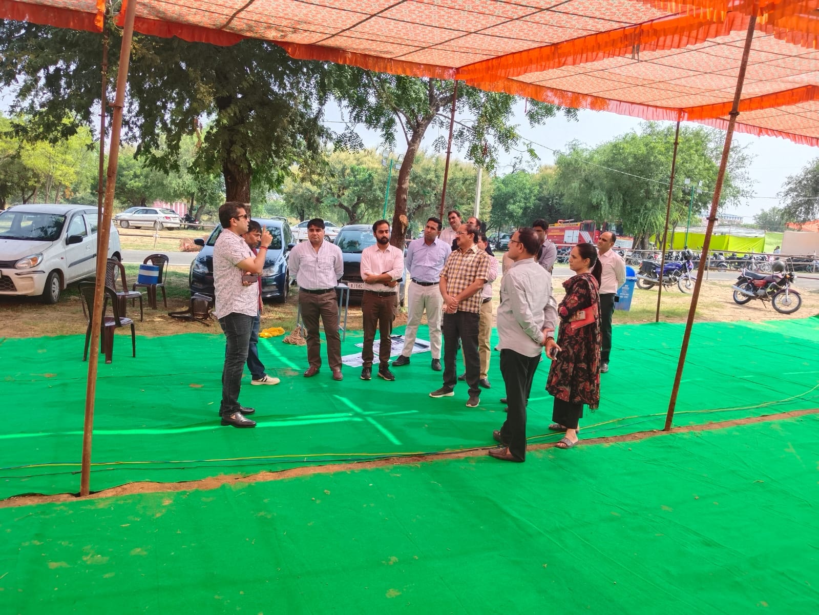 चुनाव तैयारियों का जायजा लेते हुए जयपुर कलेक्टर