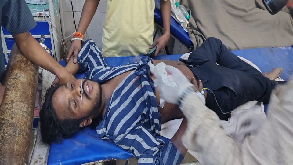 कासगंज में किराना व्यापारी को मारी गोली: बाइक सवार हमलावरों ने की फायरिंग, दुकान पर बैठा था युवक; हालत गंभीर
