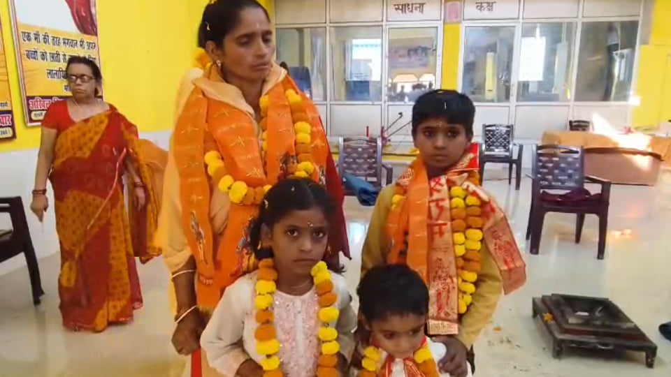 फतेहपुर: 15 साल बाद सिमरन ने अपनाया सनातन धर्म, स्मिता कुशवाहा रखा नाम, विहिप ने कराई घर वापसी की रस्म