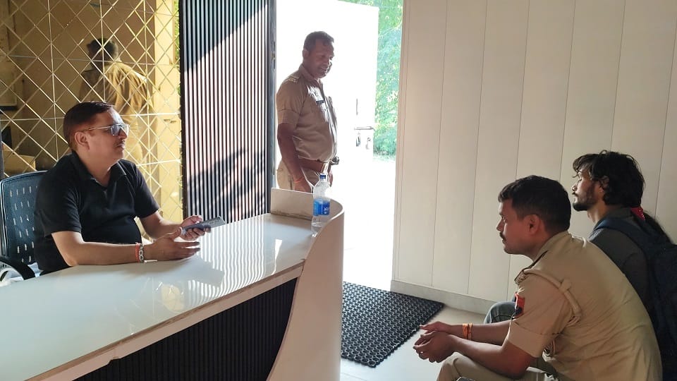 Meerut: A young woman arrived at a hotel with her boyfriend; an acquaintance spotted them and made a call