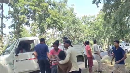 Passenger bus collided with tree, many killed, many injured; see photos of the accident here in Manendragarh
