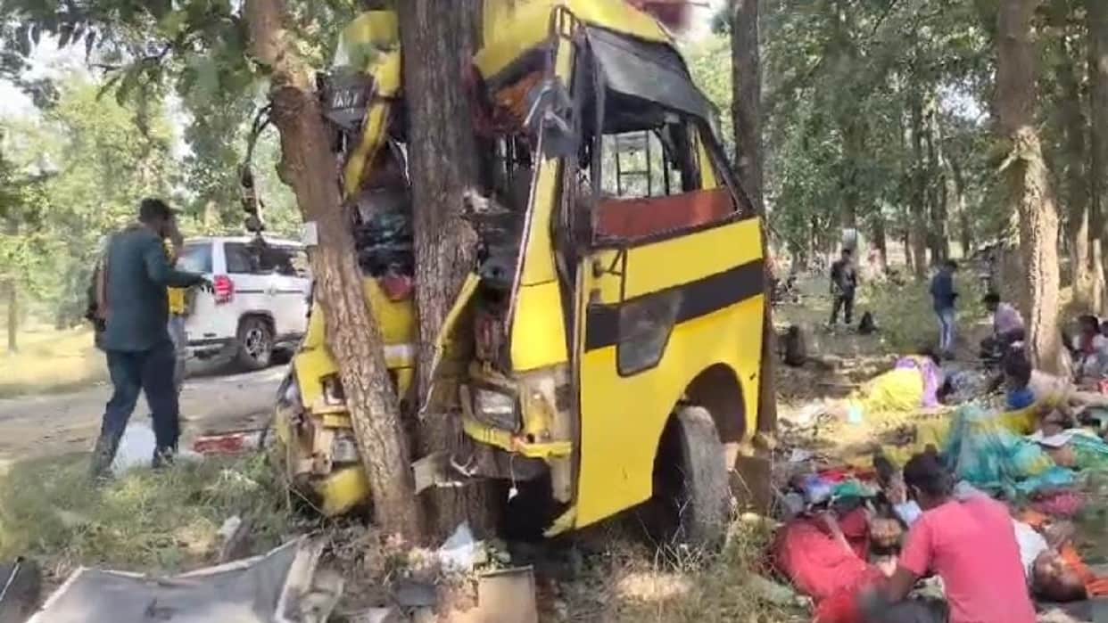 Passenger bus collided with tree, many killed, many injured; see photos of the accident here in Manendragarh