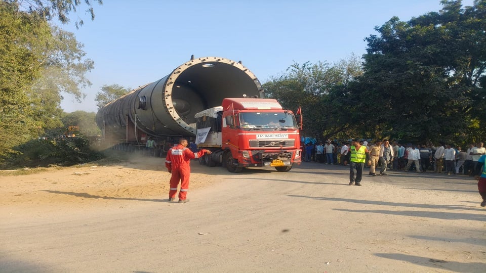 लखीमपुर: कुंभी बायोप्लास्टिक प्लांट पहुंचा 200 टन वजनी वेसल, दो दिन में होगा इंस्टालेशन, सेल्फी लेने की होड़