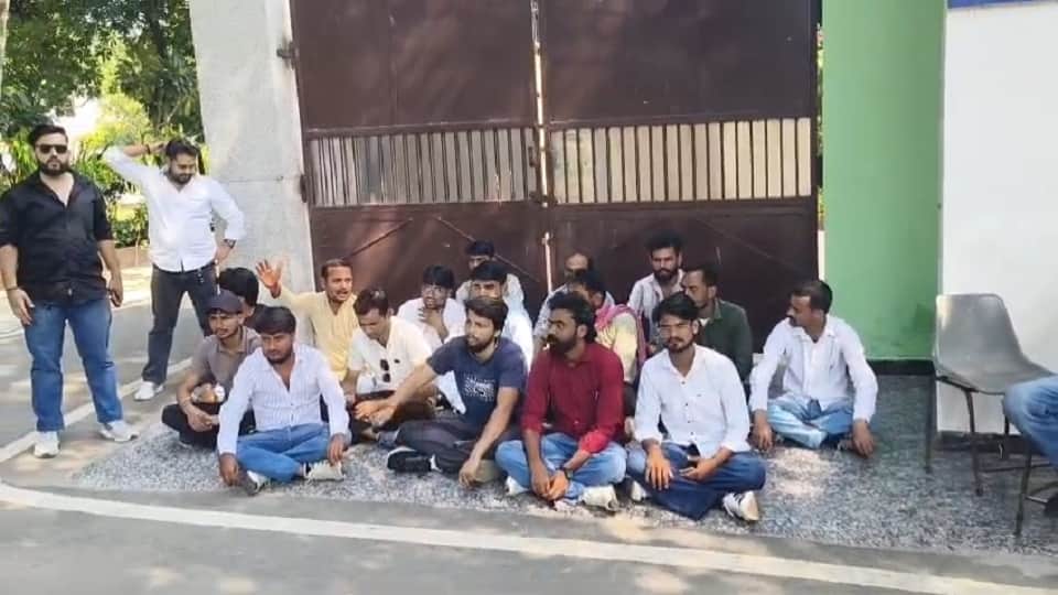 Agra University: Student Leaders Protest Against Help Desk In-Charge