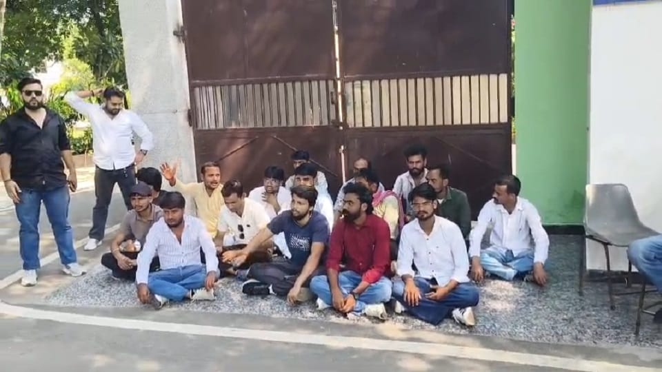 Agra University: Student Leaders Protest Against Help Desk In-Charge