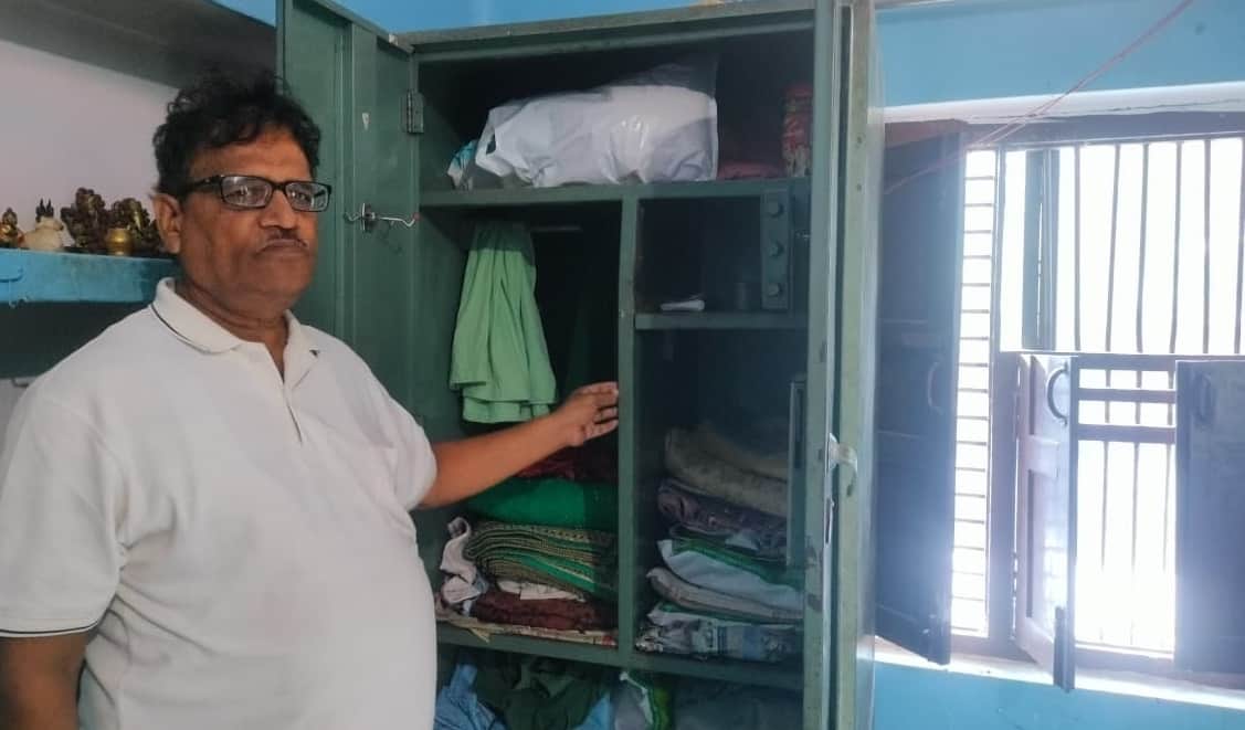 Auraiya Burglary at the home of retired senior clerk jewelry worth over 20 lakh was stolen