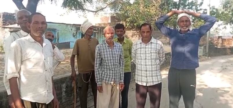 Farmers Protest Over DAP Shortage, Allege Bias at Karhal Cooperative Society