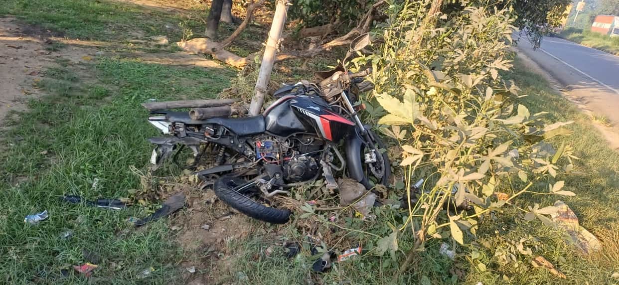 out of control car ran over two motorcycles in Basti leaving four people injured