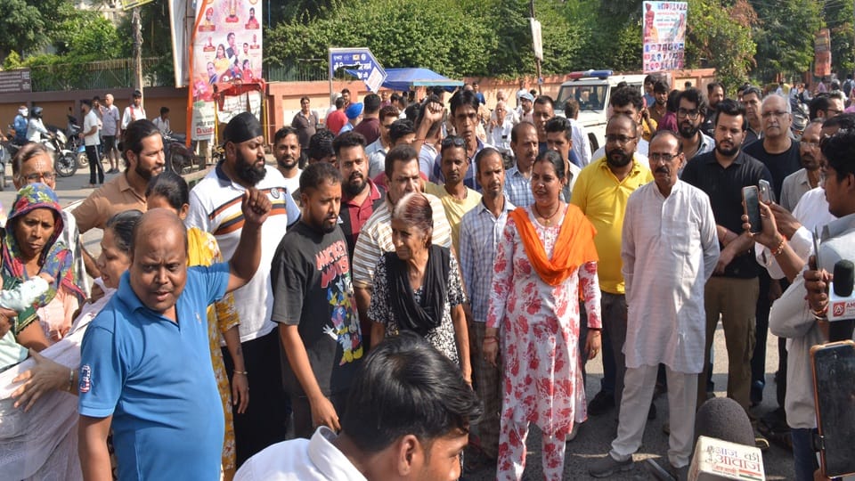 faridabad electricity workers strike power cut water crisis road jam people protest