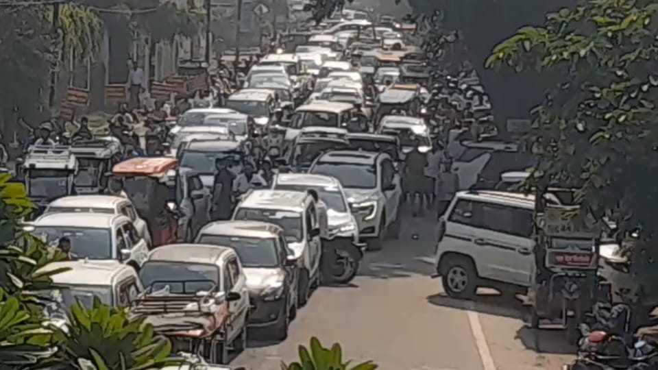 Massive traffic jam on Delhi Road due to a broken-down truck