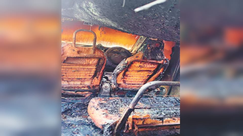 Meerut: Four Youths Accused of Setting Eco Van on Fire in Lisadi Gate, Two Identified Through CCTV