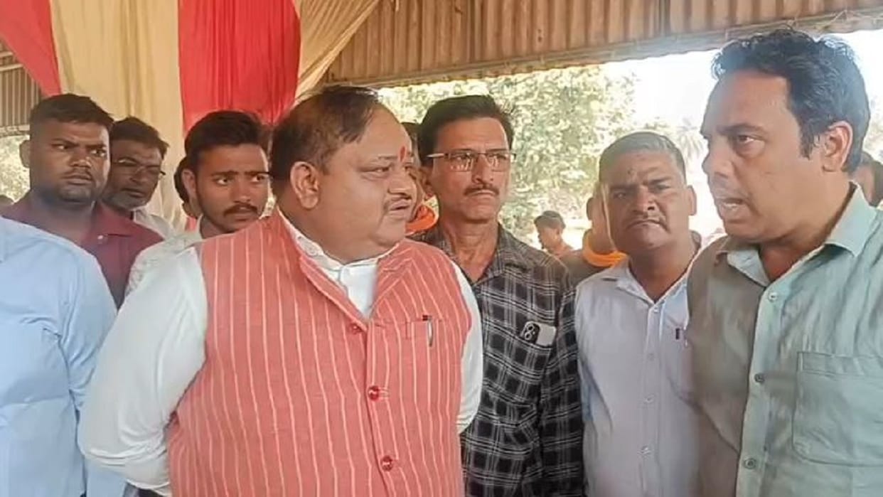 MLA expresses displeasure over failure to weigh paddy at procurement centers in Shahjahanpur