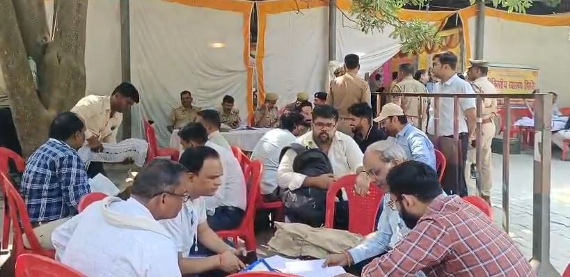 पोलिंग पार्टियां