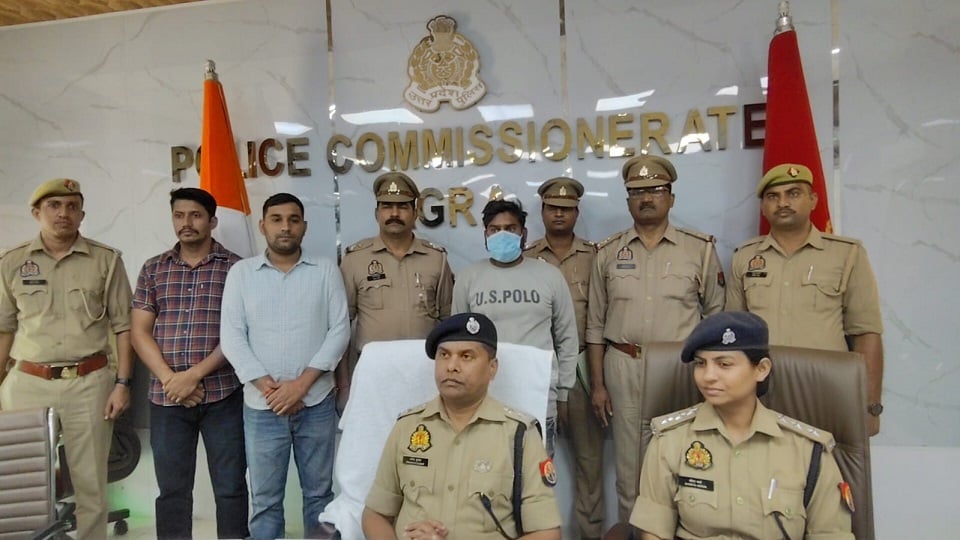 पुलिस गिरफ्त में आरोपी।