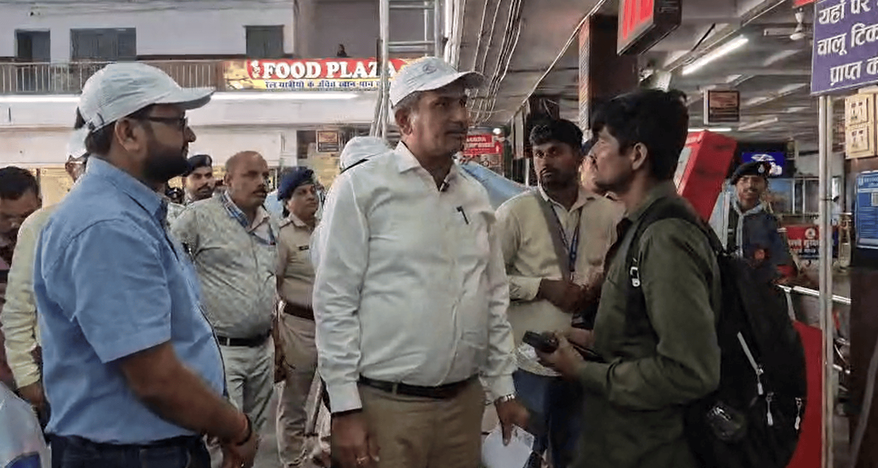 Public interaction at PDU Junction Passengers share concerns with the DRM urge greater focus on cleanliness