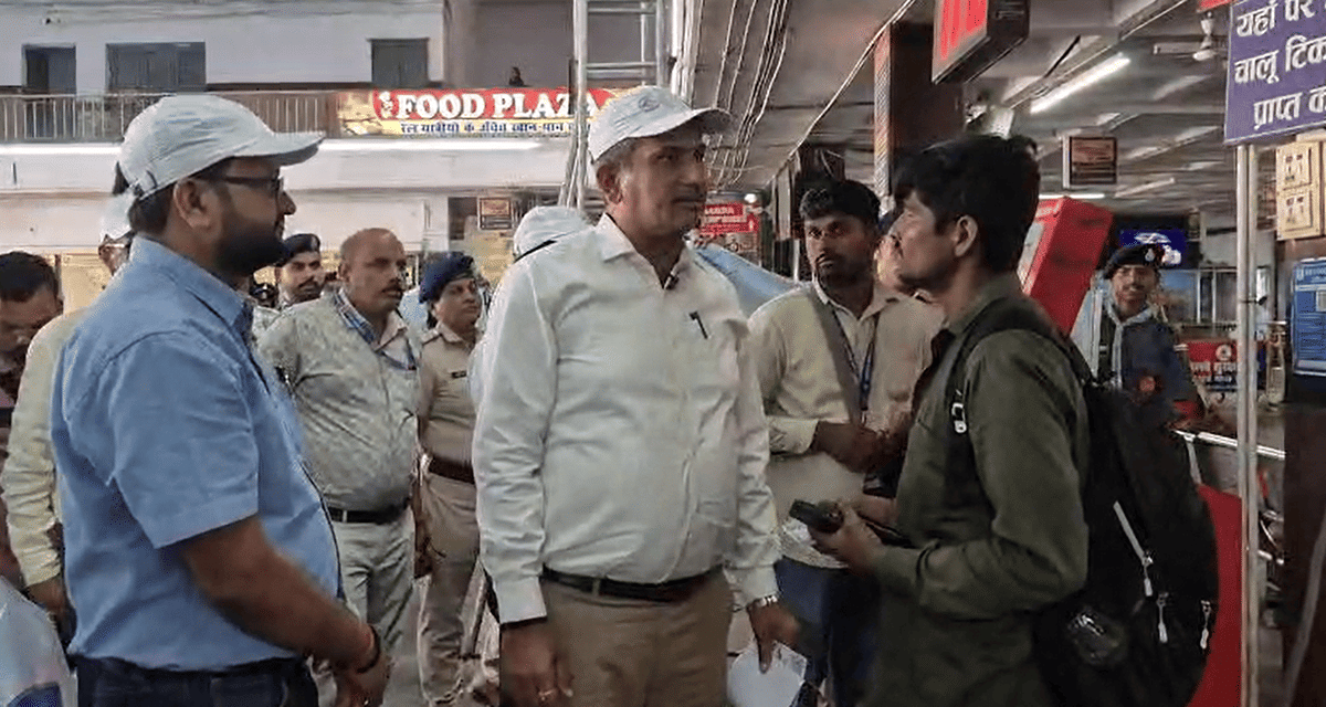 पीडीडीयू जंक्शन पर जनसंवाद: यात्रियों ने डीआरएम से बताईं समस्याएं, कहा- सफाई पर और ध्यान दें