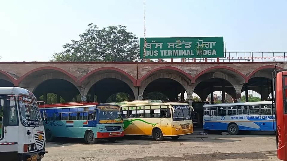 मोगा बस स्टैंड पर खड़ी रोडवेज बसें
