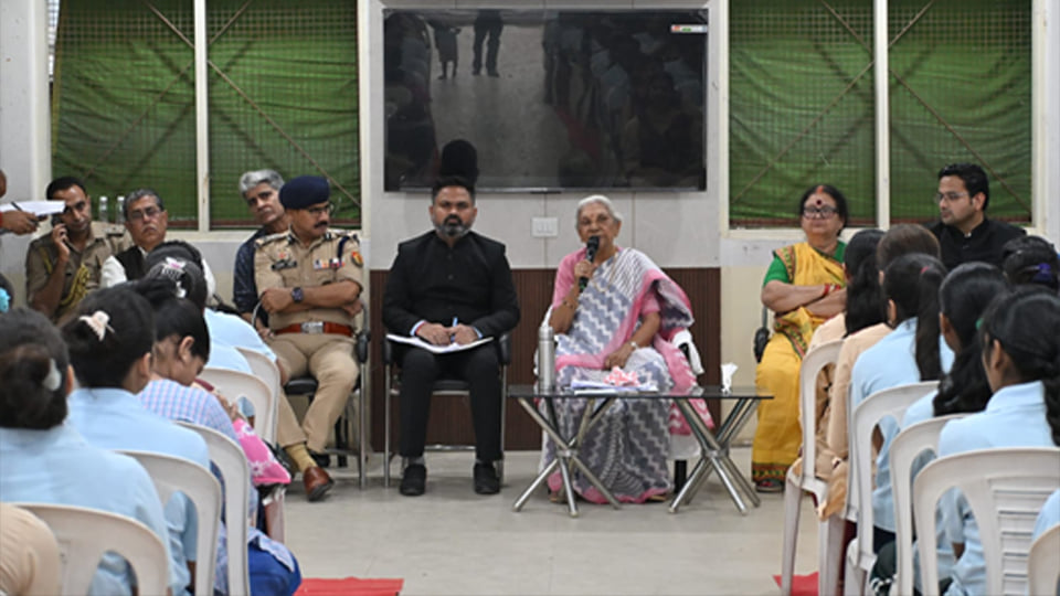 कानपुर: बच्चियों का हुनर देख राज्यपाल बोलीं- बाजार तक पहुंचाएं इनके हाथों के बने उत्पाद